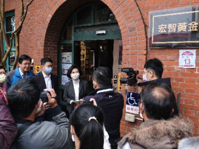 Figure 2宜蘭縣長林姿妙與韓佳宏董事長於BiG18紅磚屋門前受訪