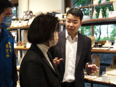Figure 3韓佳宏董事長向宜蘭縣長林姿妙介紹BiG18紅磚屋